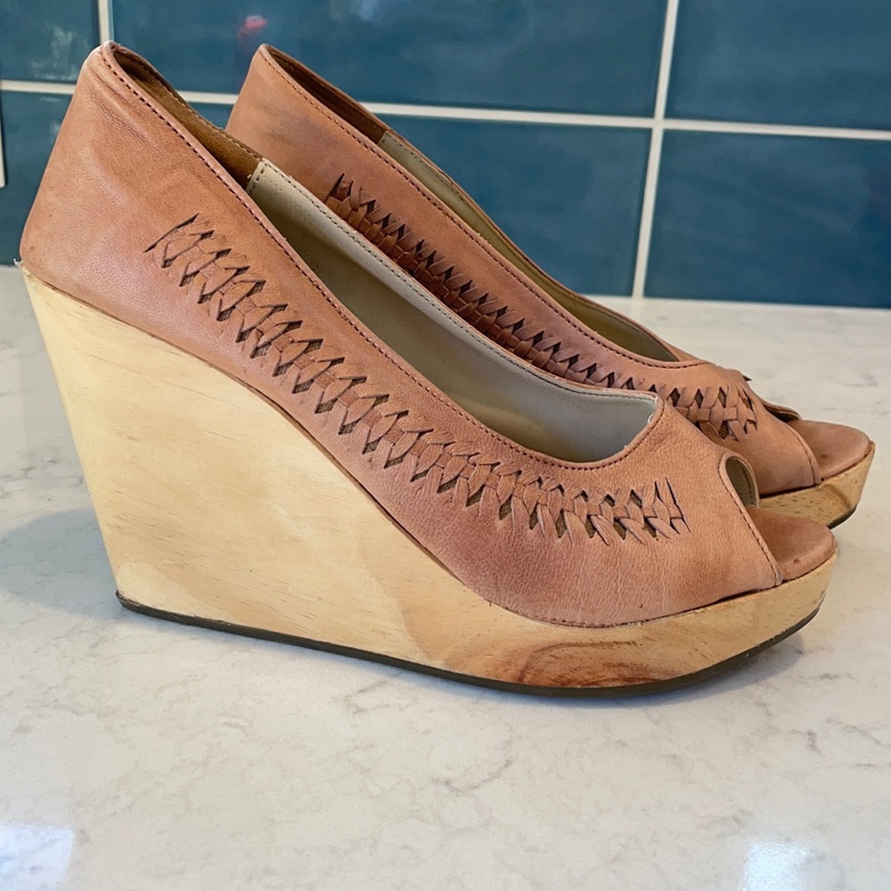 Wooden wedge peep toe shoes